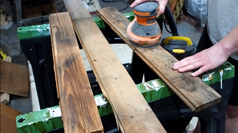 reclaimed pallet wood clock